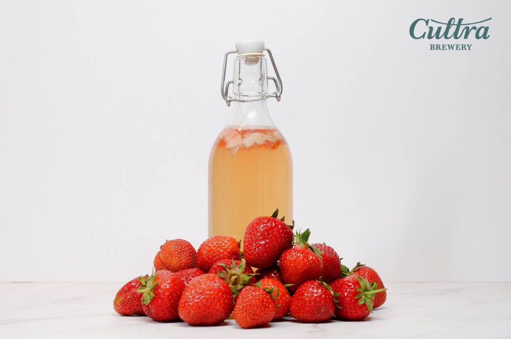 Kết hợp kombucha với hoa quả  - dâu tây